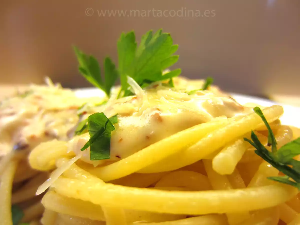 Espaguetis con crema de bacon y queso - foto 2