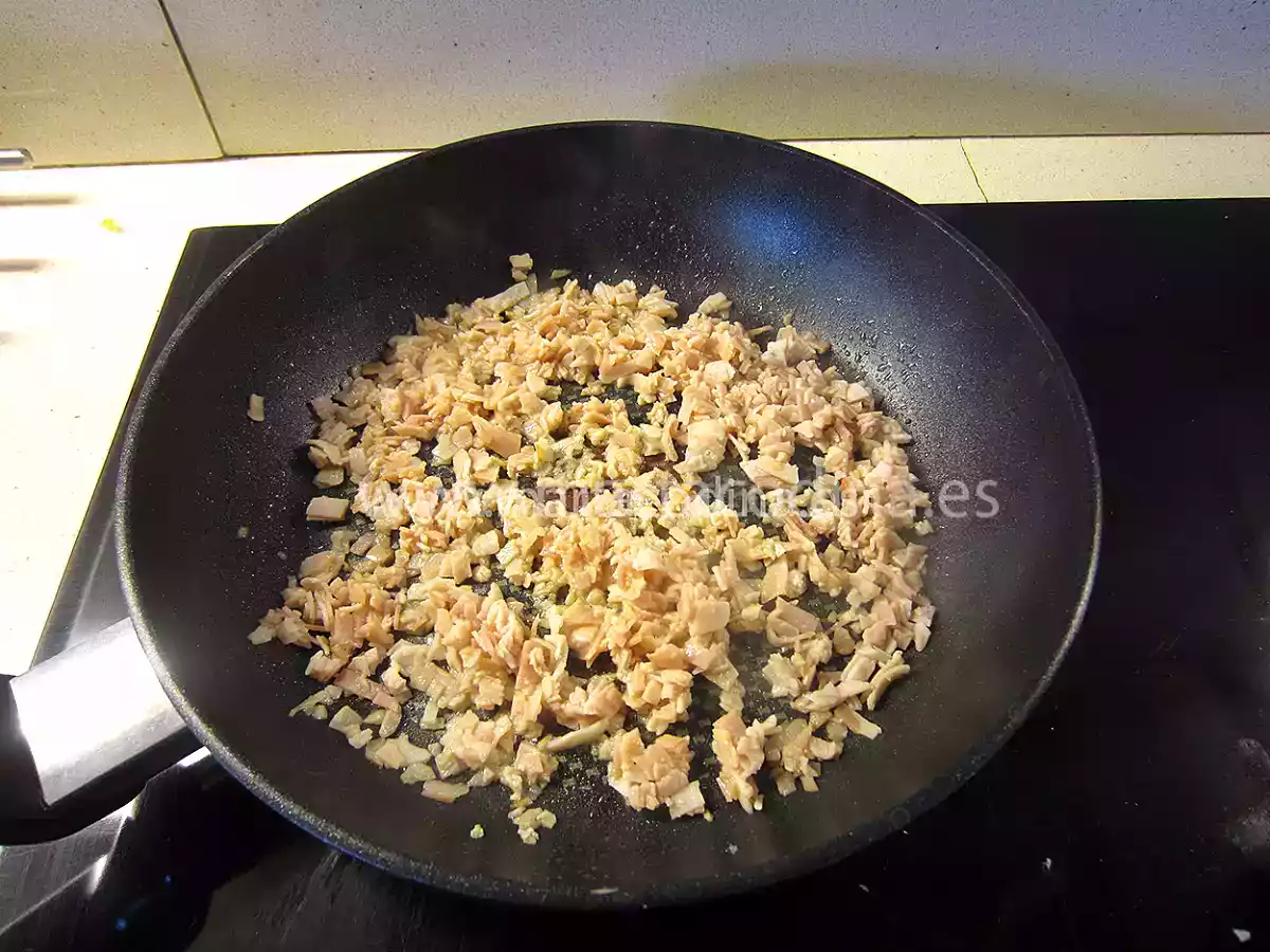 Espaguetis con crema de bacon y queso - foto 4