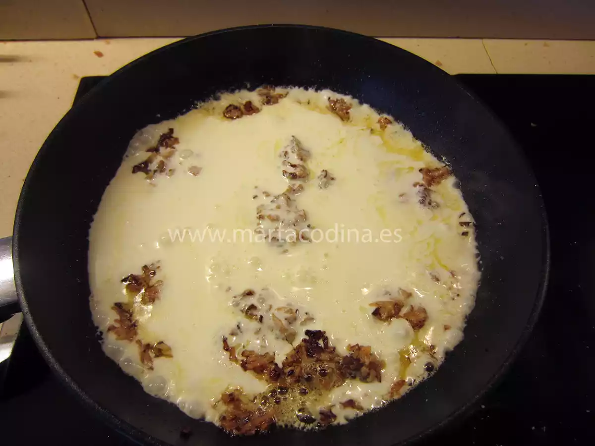 Espaguetis con crema de bacon y queso - foto 7