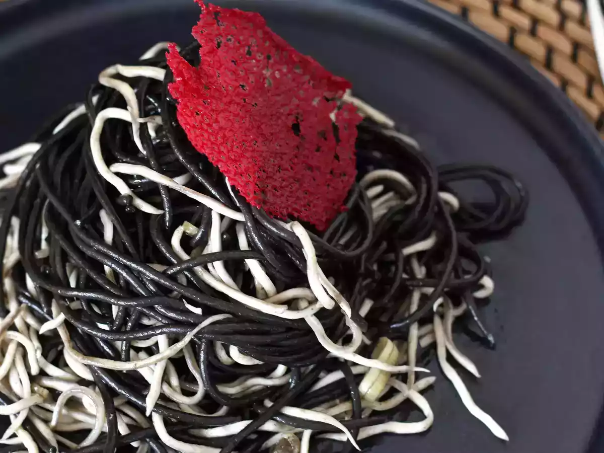 Espaguetis negros con ajos y gulas. Pasta al nero di seppia - foto 2