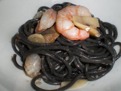 Espaguetis negros con gambas - Receta Petitchef