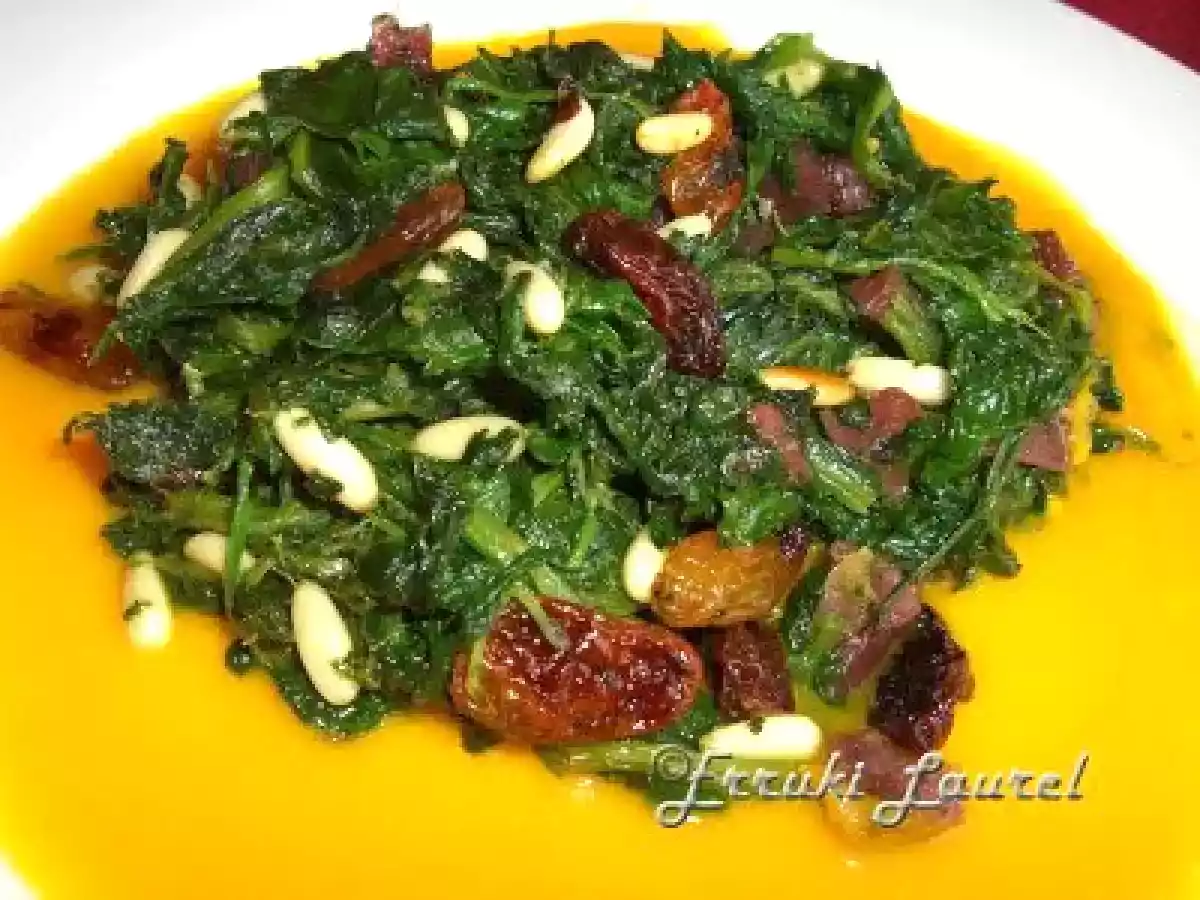 Espinacas a la catalana sobre crema de calabaza