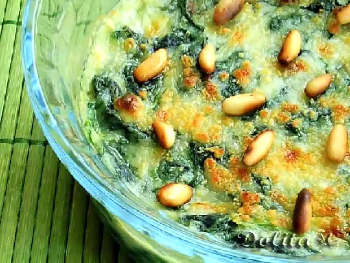 Espinacas con bechamel y piñones