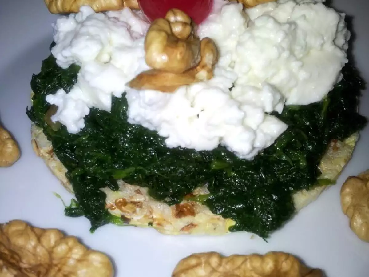 Espinacas con requesón y nueces en cama de tortitas de maíz y soja