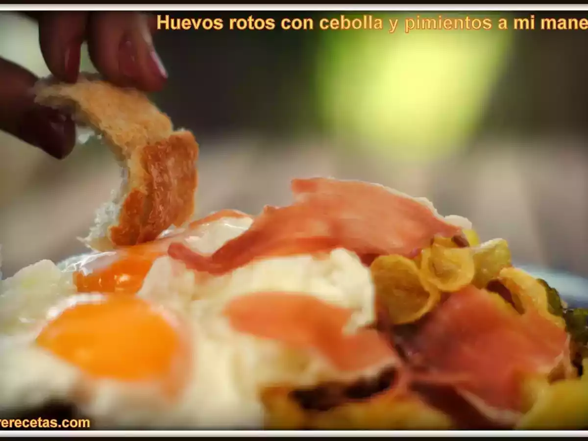 Exquisitos huevos rotos con cebolla y pimientos, a mi manera...