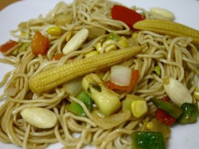Fideos chow mein con verduras y almendras en salsa de ostras. - Receta  Petitchef
