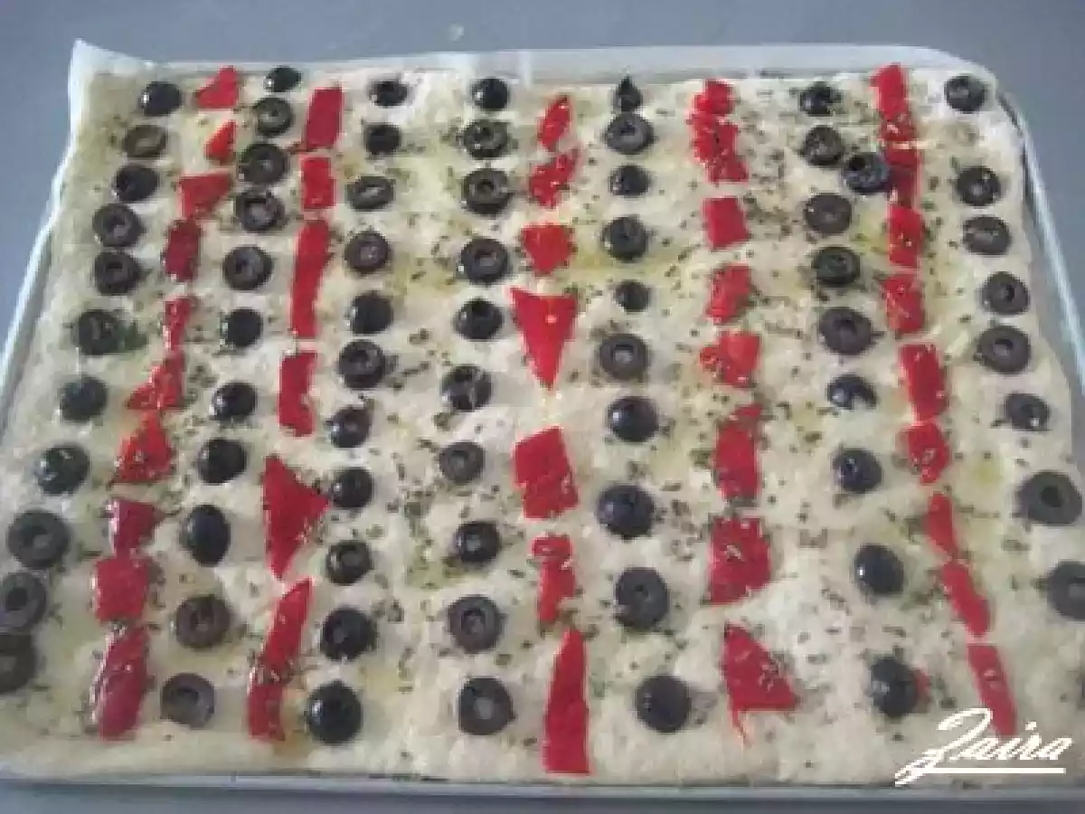 Focaccia de pimientos y aceitunas negras