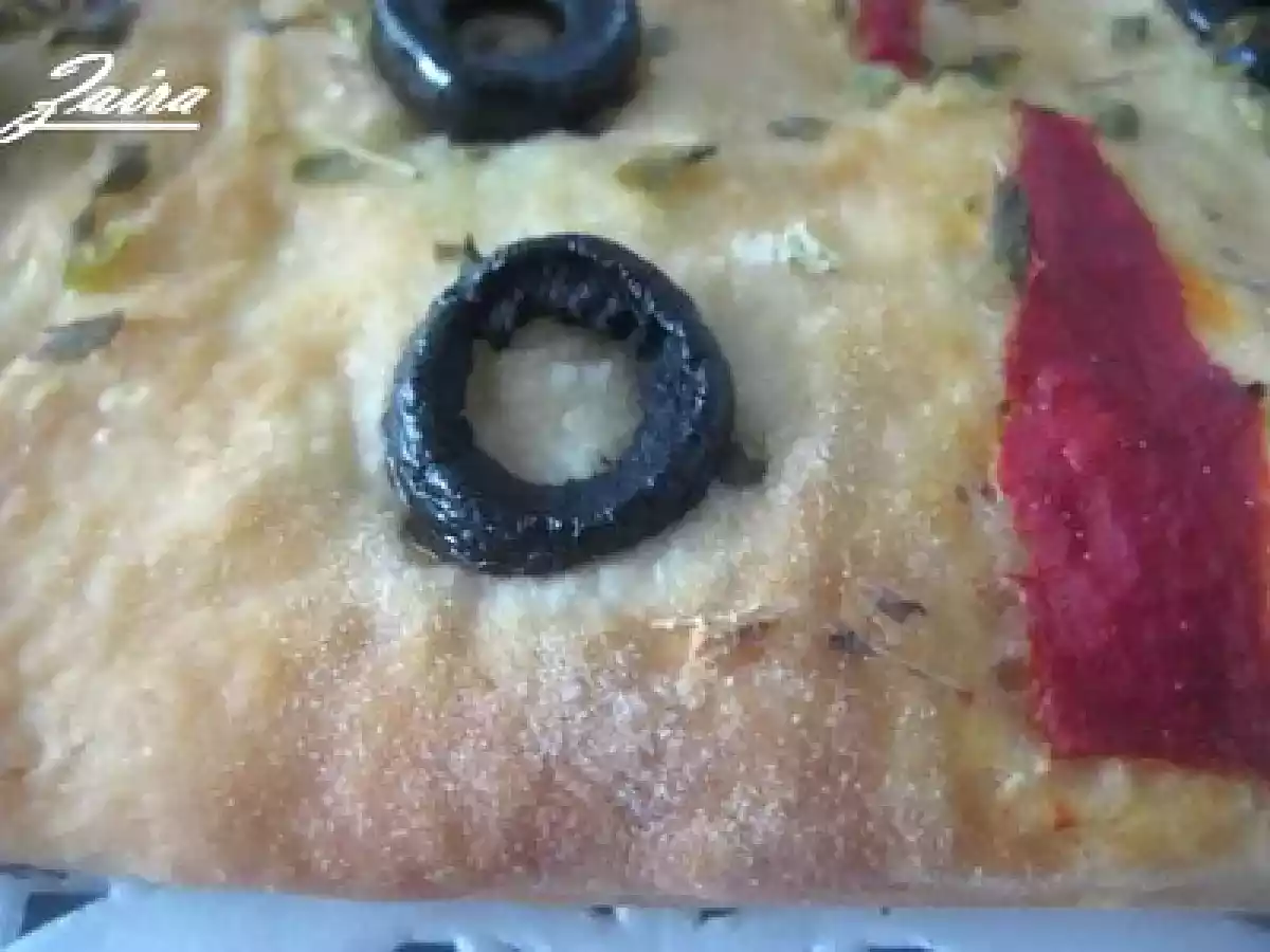 Focaccia de pimientos y aceitunas negras - foto 2