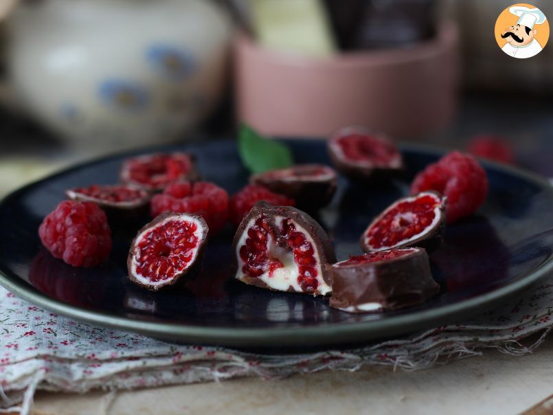 Franuí caseros: mini bombones de frambuesa con cobertura de chocolate