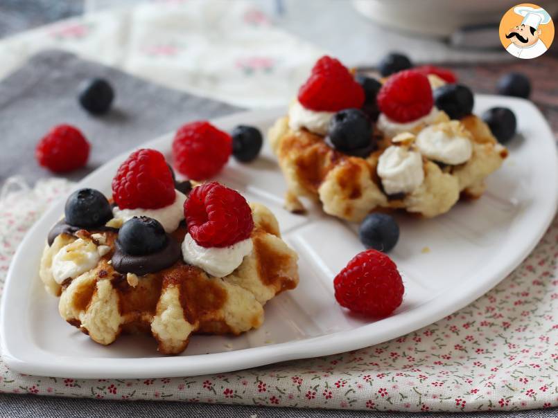 Gofres de fruta, chocolate y nata montada