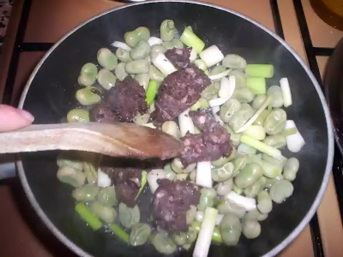 HABITAS Y AJETES CON BOTIFARRA NEGRA - foto 3