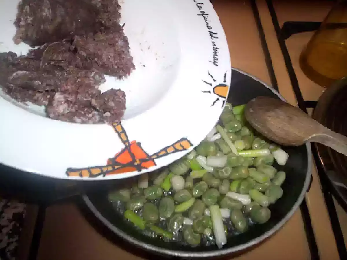 HABITAS Y AJETES CON BOTIFARRA NEGRA - foto 4