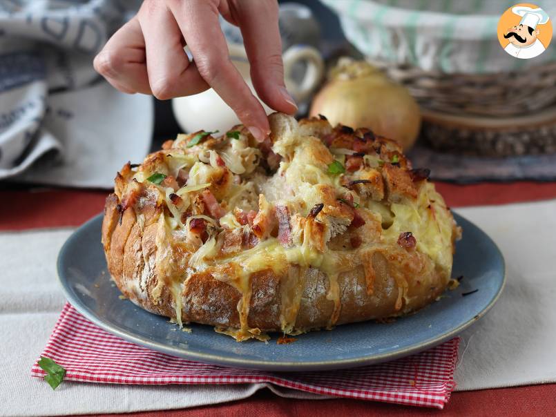 Hogaza de pan rellena de queso y bacon