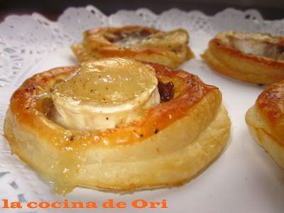 Hojaldres Con Cebolla Caramelizada Y Rulo De Queso De Cabra