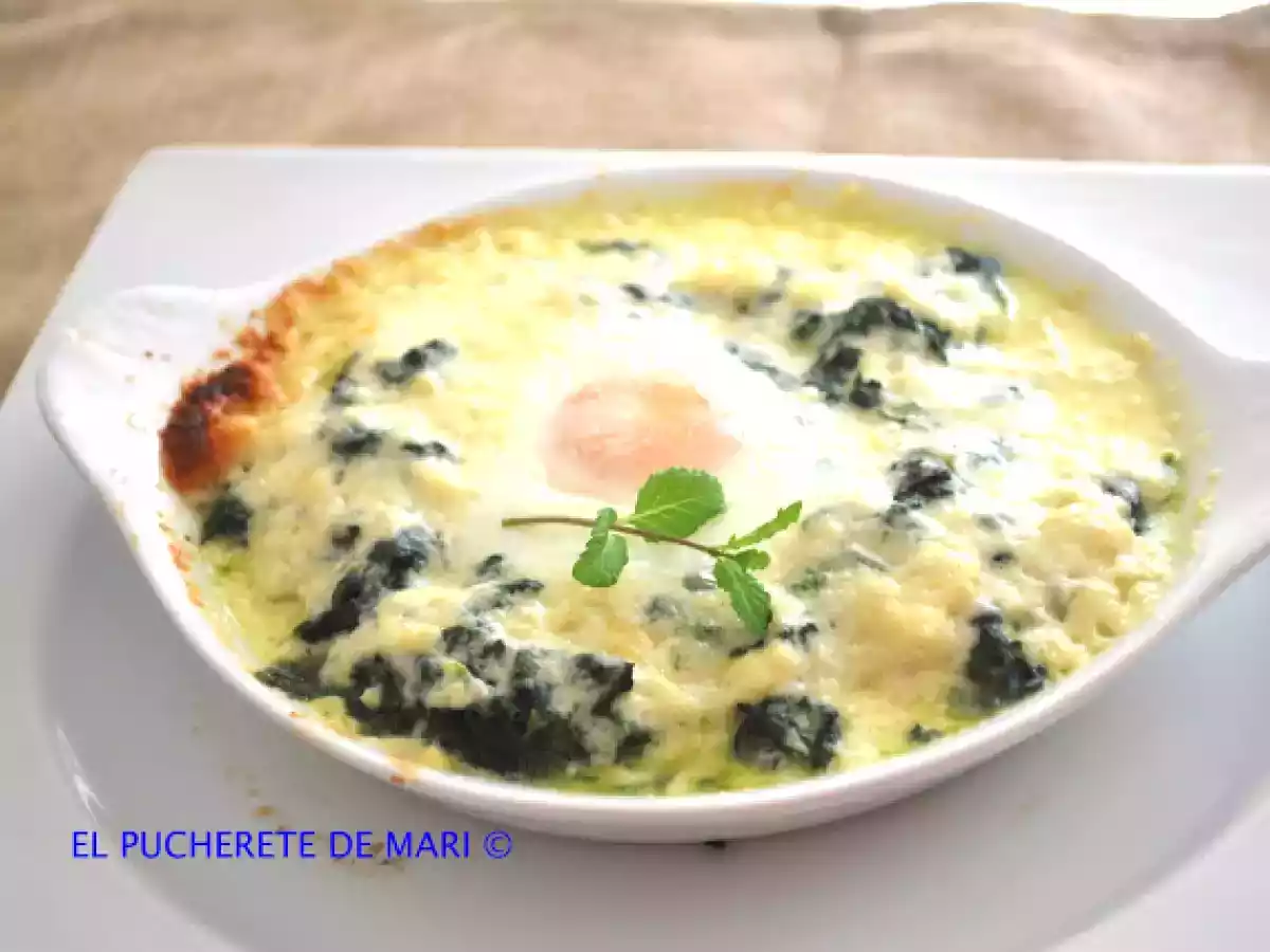 Huevos al plato con espinacas y salsa de queso - foto 2