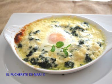 Huevos al plato con espinacas y salsa de queso - Receta Petitchef