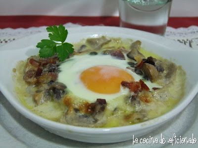 Huevos al plato con salteado de setas - Receta Petitchef