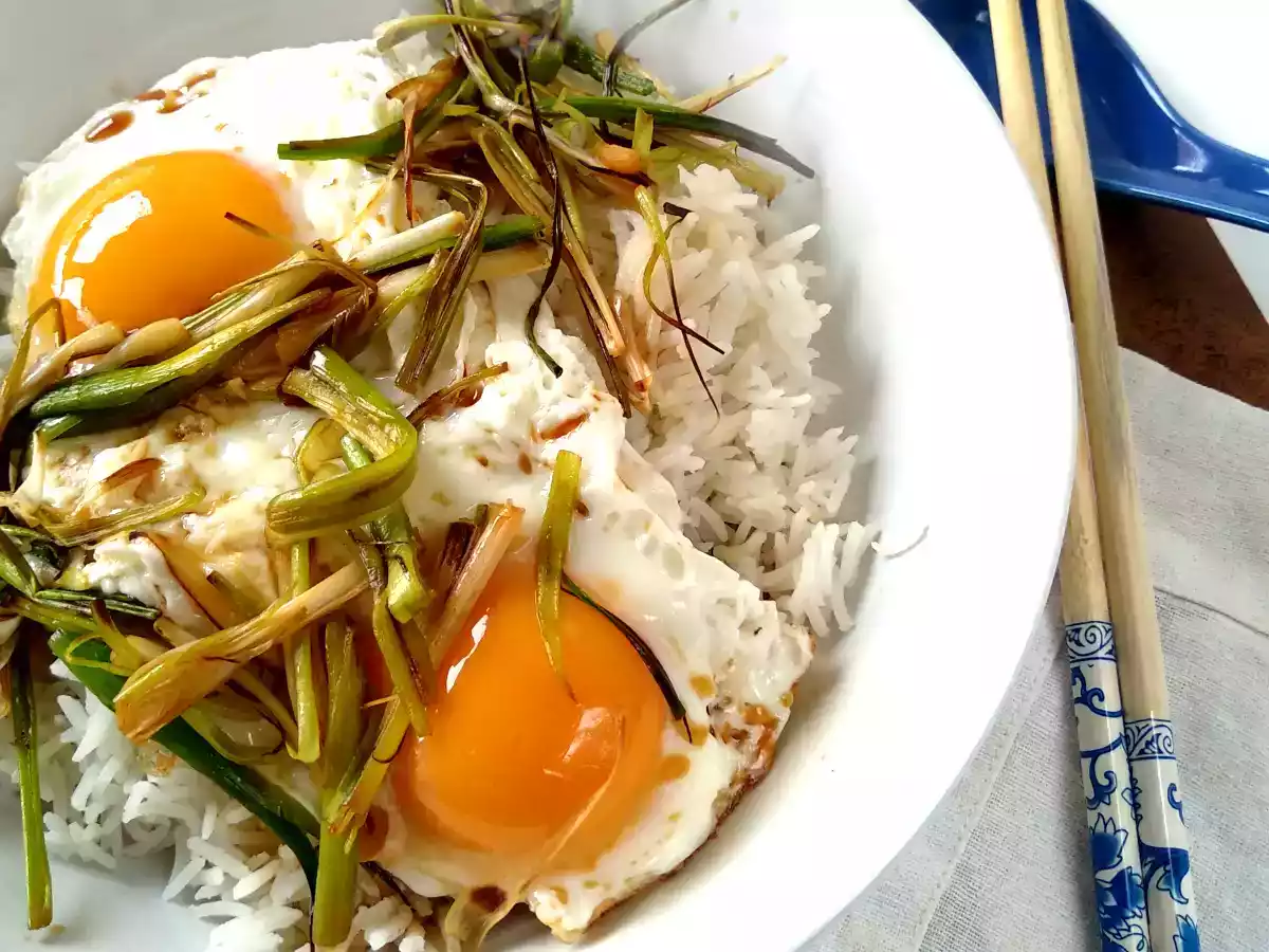 Huevos fritos con ajetes y salsa de soja {Receta Exprés china}