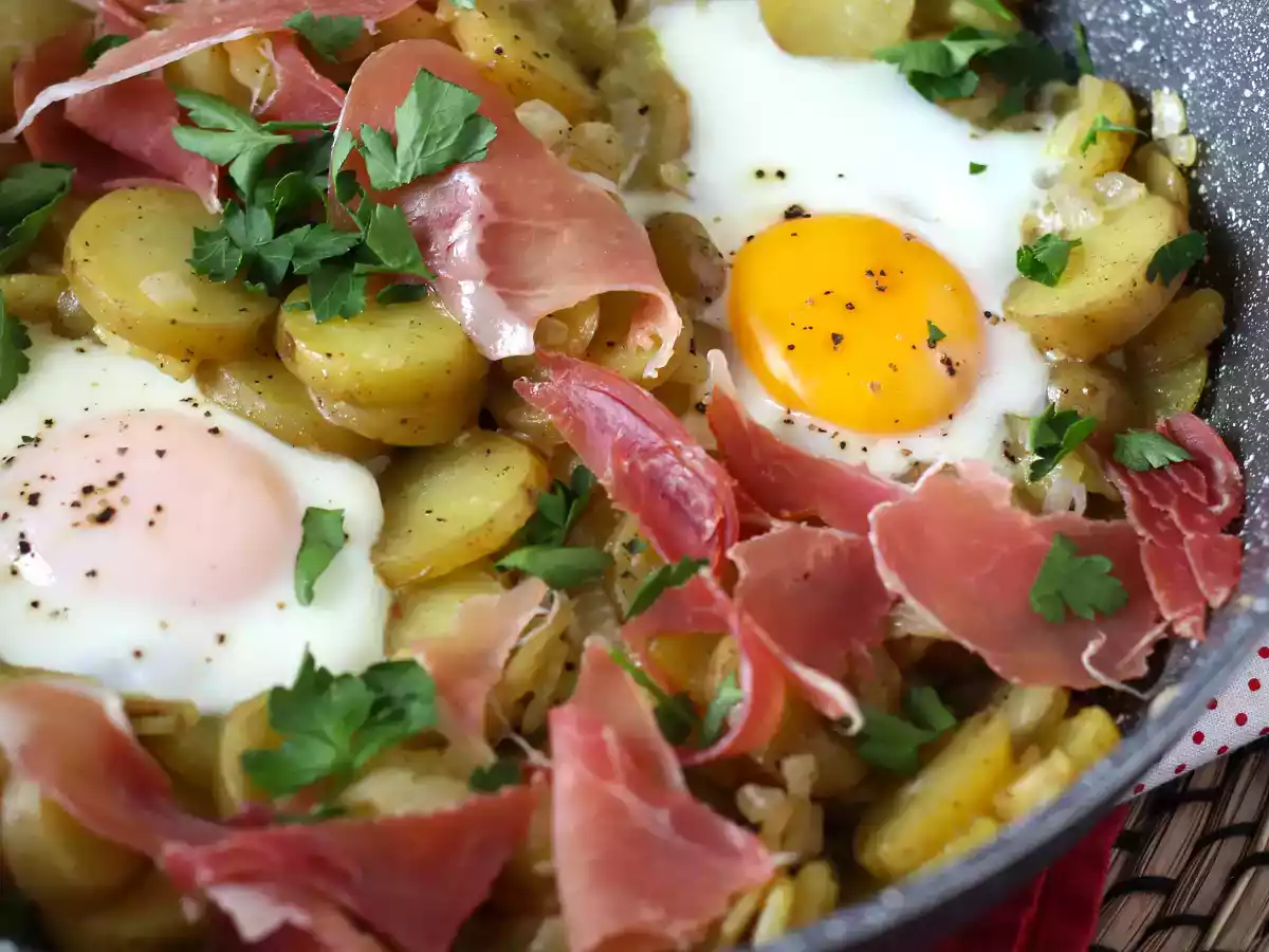 Huevos rotos, la receta tradicional ahora con menos calorías - foto 2
