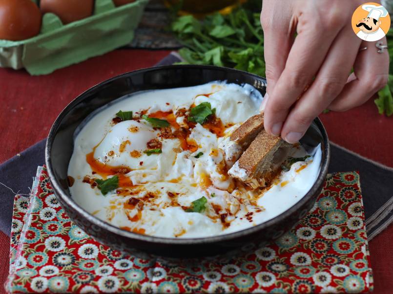 Huevos turcos (çılbır) con yogur griego y salsa picante - foto 3