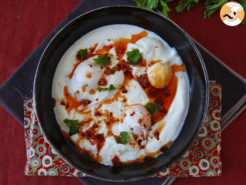 Huevos turcos (çılbır) con yogur griego y salsa picante - foto 4