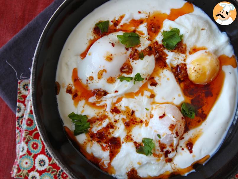 Huevos turcos (çılbır) con yogur griego y salsa picante - foto 5