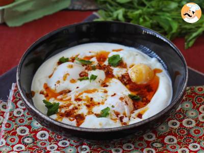 Huevos turcos (çılbır) con yogur griego y salsa picante