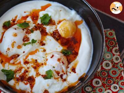 Huevos turcos (çılbır) con yogur griego y salsa picante - foto 2