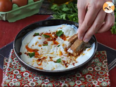 Huevos turcos (çılbır) con yogur griego y salsa picante, foto 2