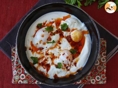 Huevos turcos (çılbır) con yogur griego y salsa picante, foto 3