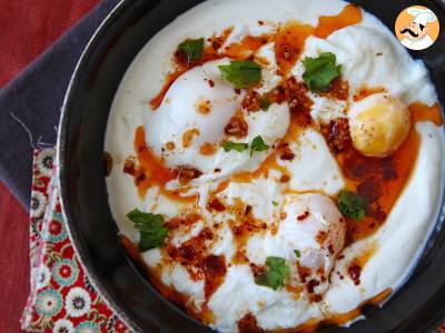 Huevos turcos (çılbır) con yogur griego y salsa picante - foto 5