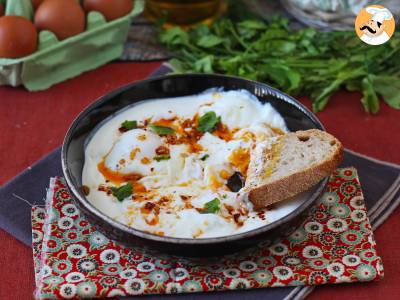 Huevos turcos (çılbır) con yogur griego y salsa picante - foto 6