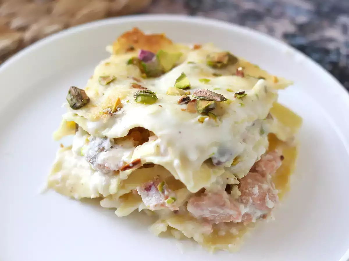 Lasaña de salmón con burrata y pistachos: fácil, elegante y muy cremosa
