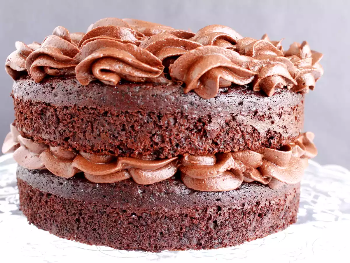 Layer cake de chocolate con buttercream de chocolate