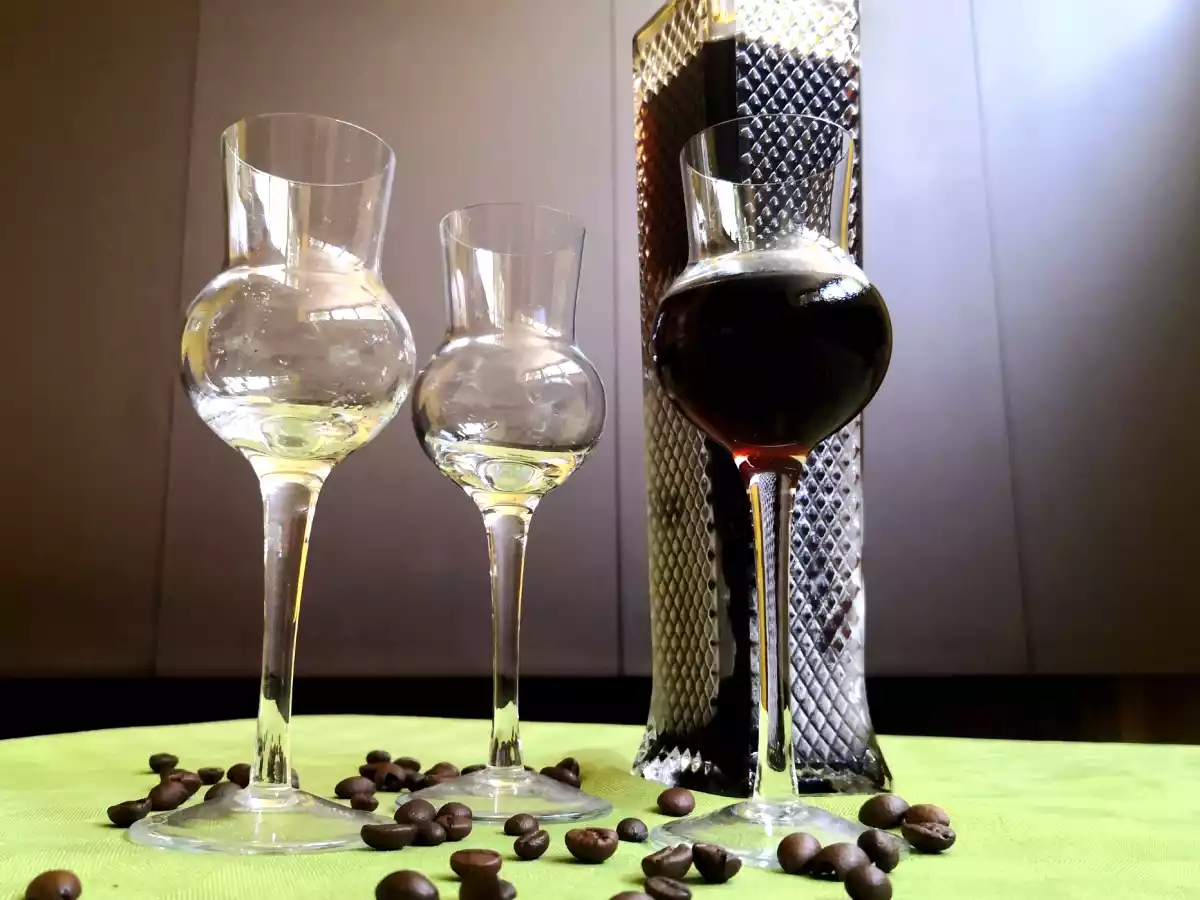 Licor tradicional italiano a base de nuez: Nocino - foto 2