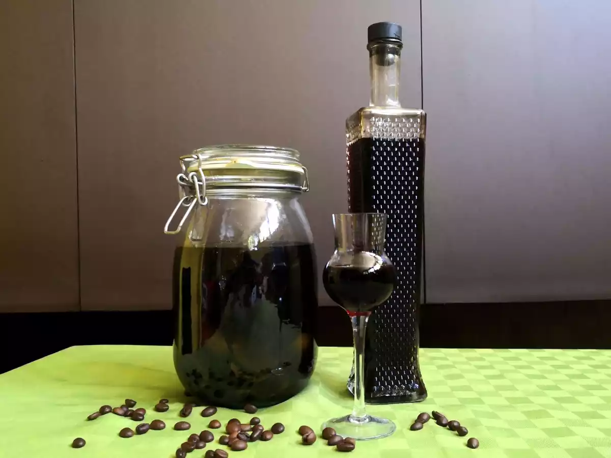 Licor tradicional italiano a base de nuez: Nocino - foto 3