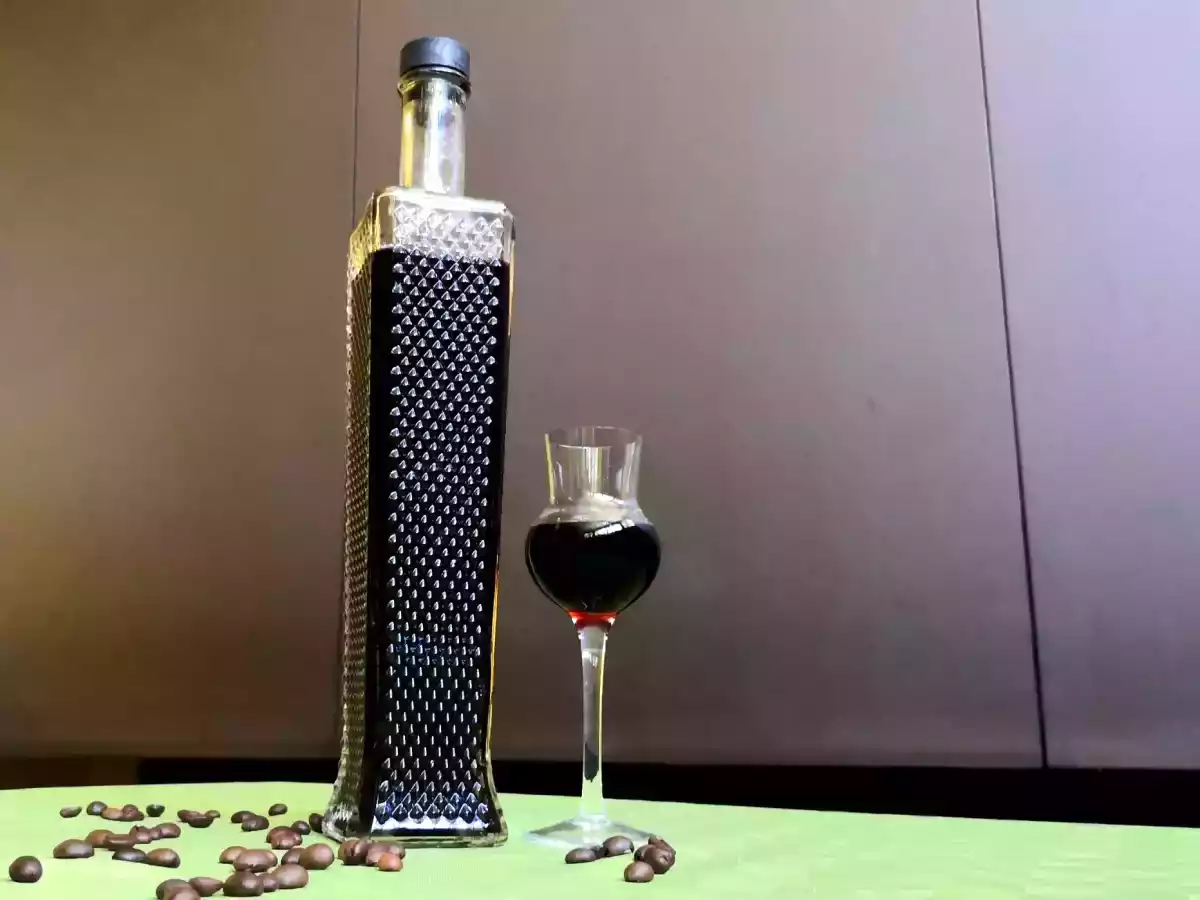 Licor tradicional italiano a base de nuez: Nocino - foto 4