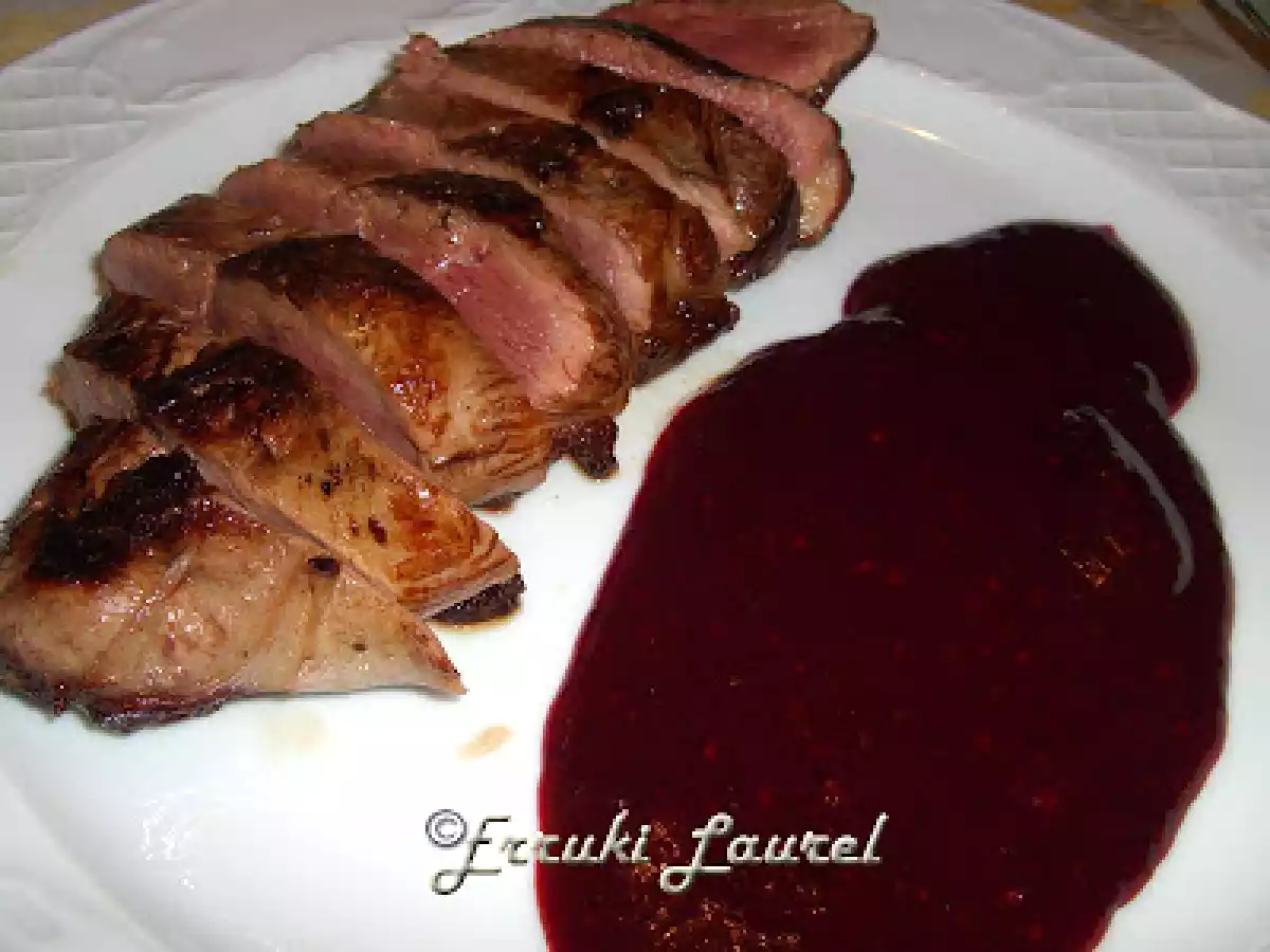 Magret de pato a los frutos del bosque