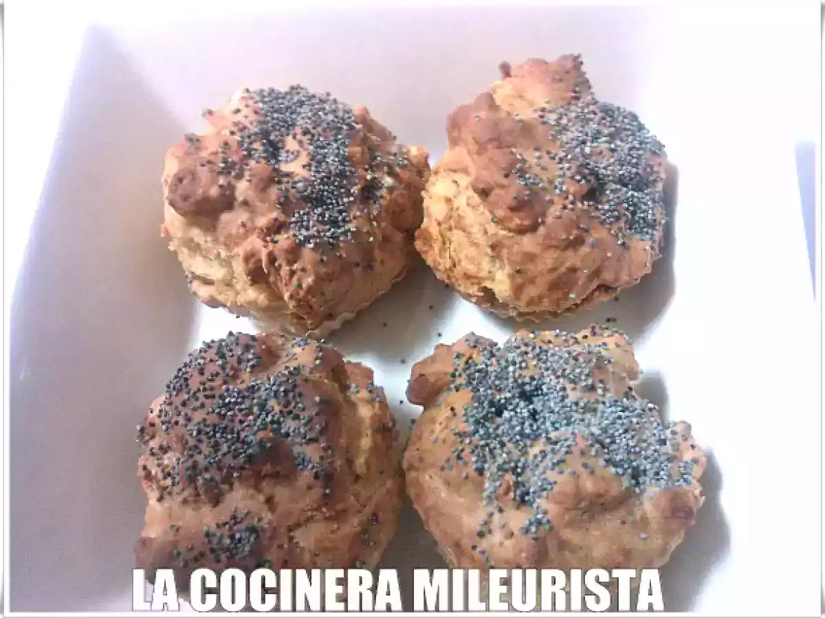 Montaditos con pan de soda de aceite y pimentón con queso fresco tomate y anchoas - foto 2