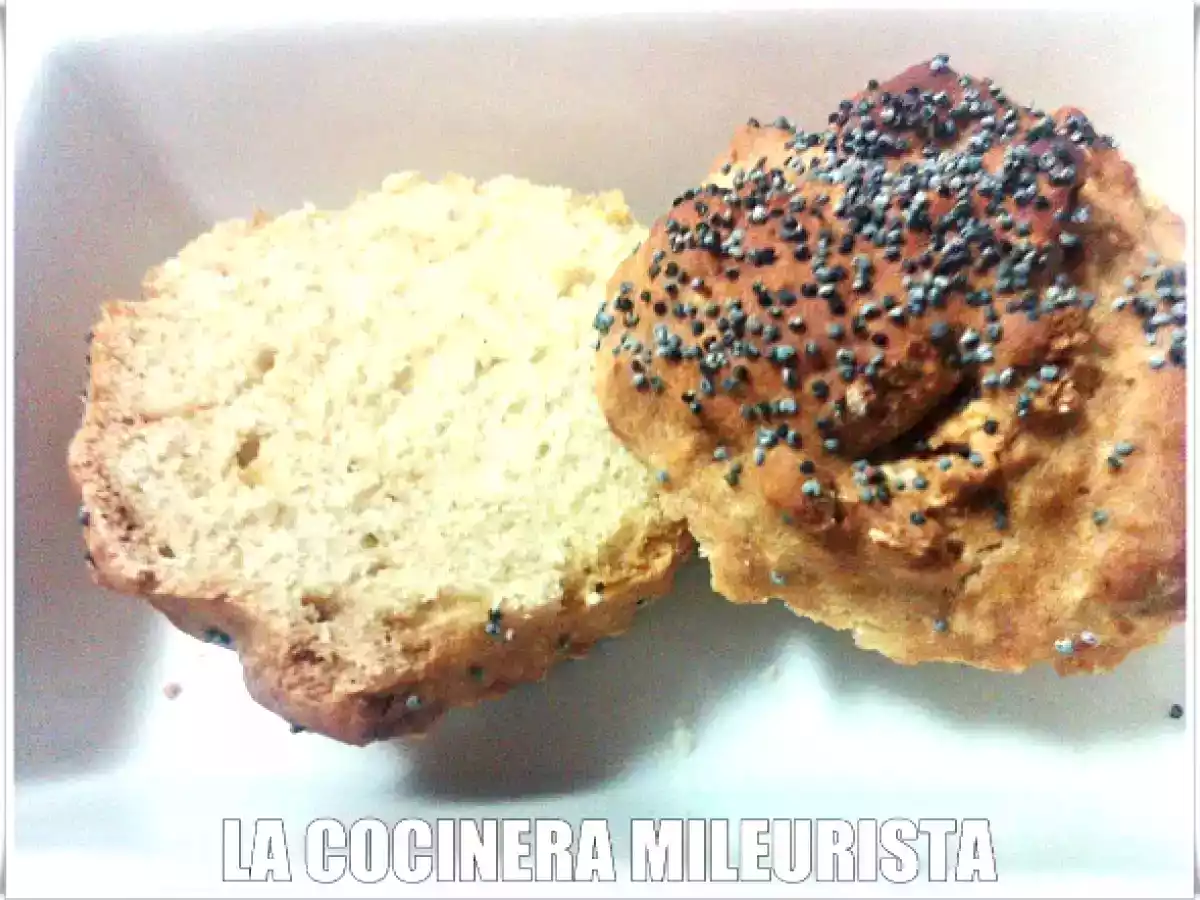 Montaditos con pan de soda de aceite y pimentón con queso fresco tomate y anchoas - foto 3