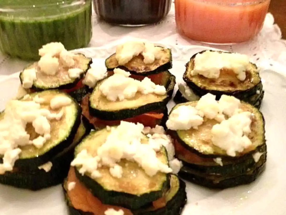 MONTADITOS DE CALABACIN CON SALSA DE TOMATE, ALBAHACAY OLIVADA