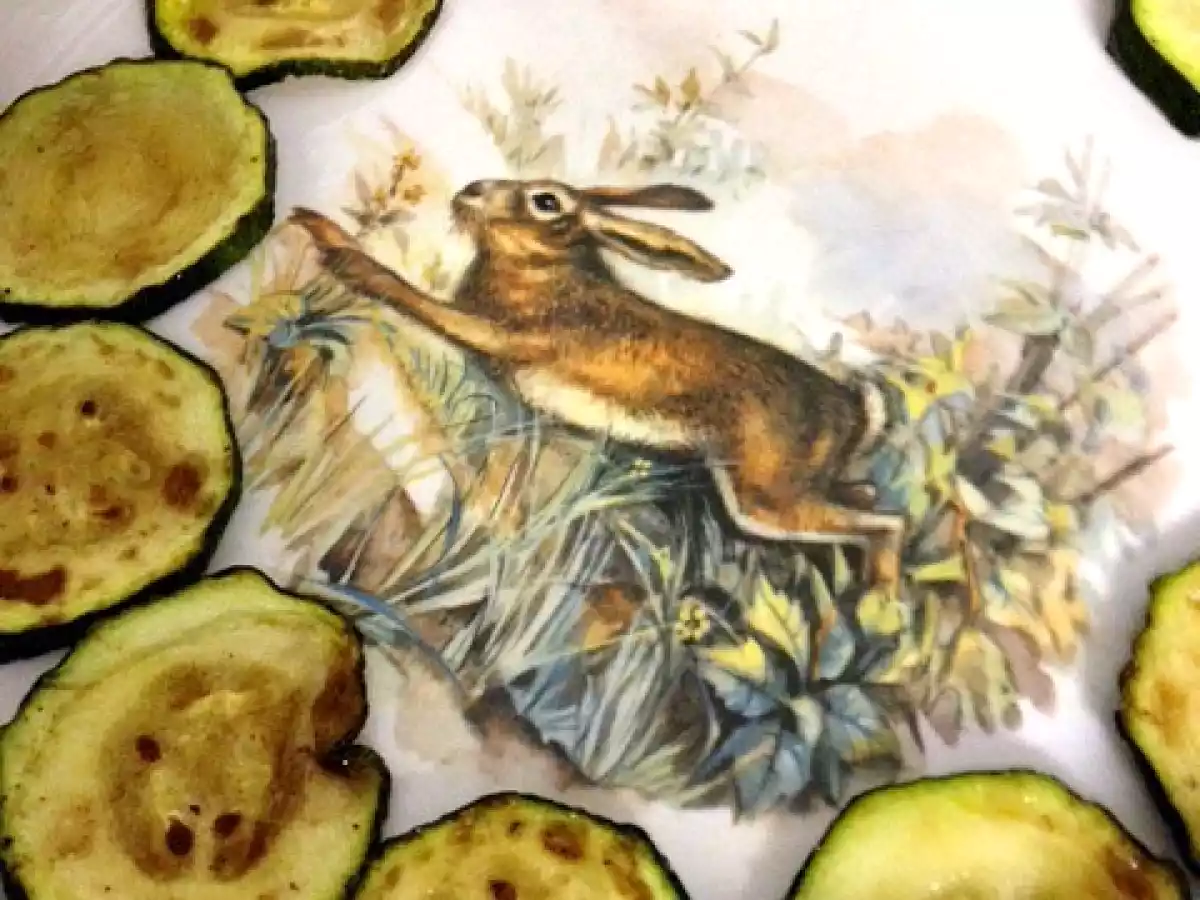 MONTADITOS DE CALABACIN CON SALSA DE TOMATE, ALBAHACAY OLIVADA - foto 2