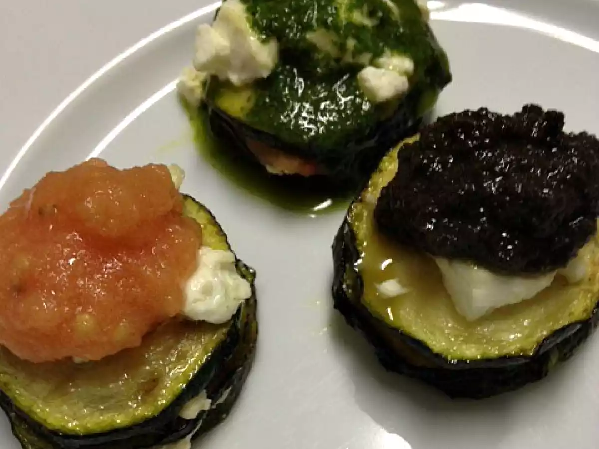 MONTADITOS DE CALABACIN CON SALSA DE TOMATE, ALBAHACAY OLIVADA - foto 3