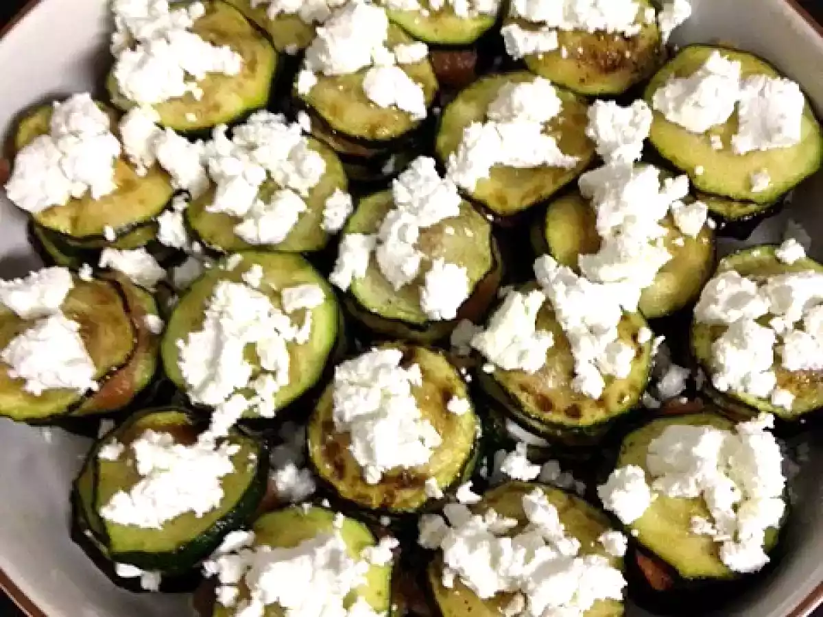 MONTADITOS DE CALABACIN CON SALSA DE TOMATE, ALBAHACAY OLIVADA - foto 4