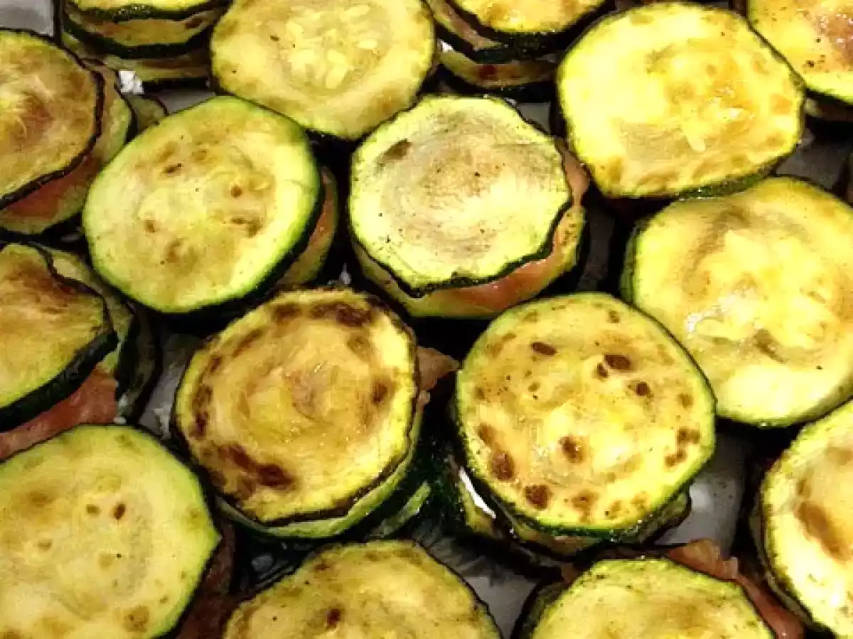 MONTADITOS DE CALABACIN CON SALSA DE TOMATE, ALBAHACAY OLIVADA - foto 5