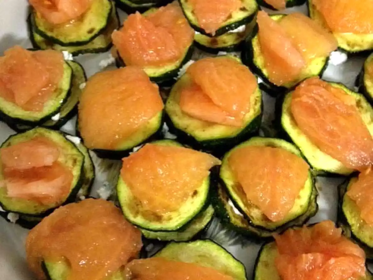 MONTADITOS DE CALABACIN CON SALSA DE TOMATE, ALBAHACAY OLIVADA - foto 6