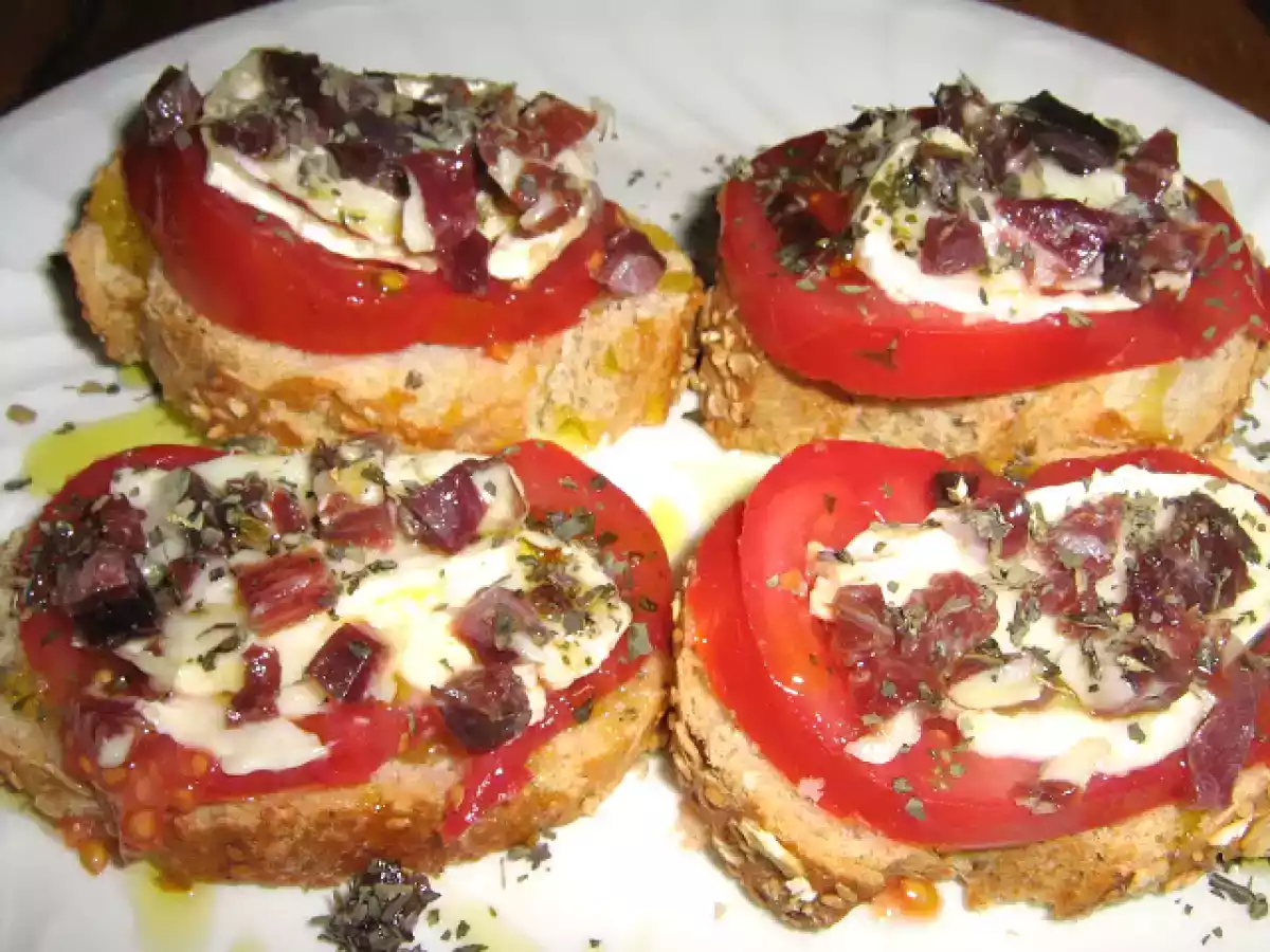 Montaditos rápidos de tomate, jamón y queso