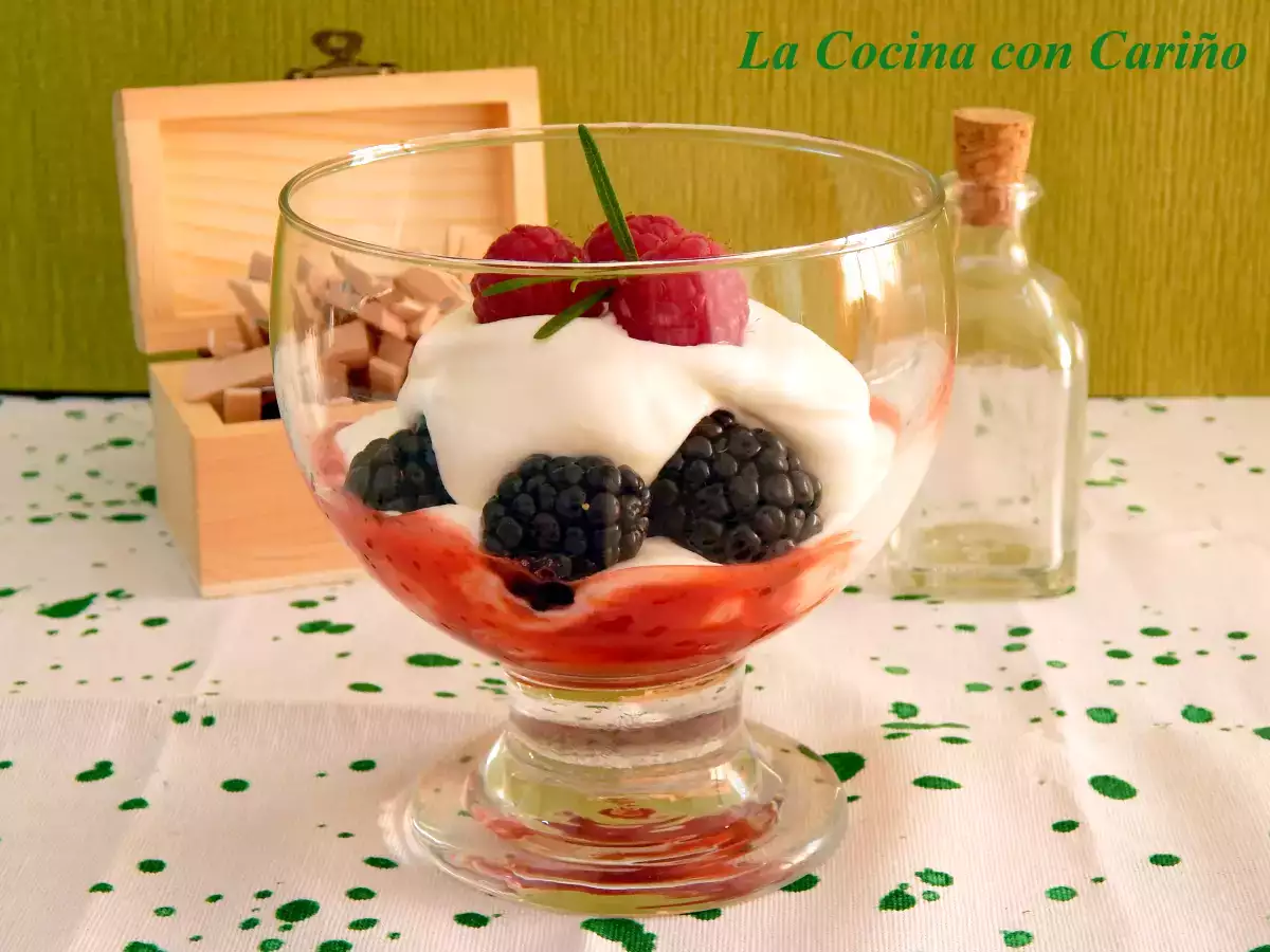 Mousse de queso fresco con frutos del bosque y salsa de fresas