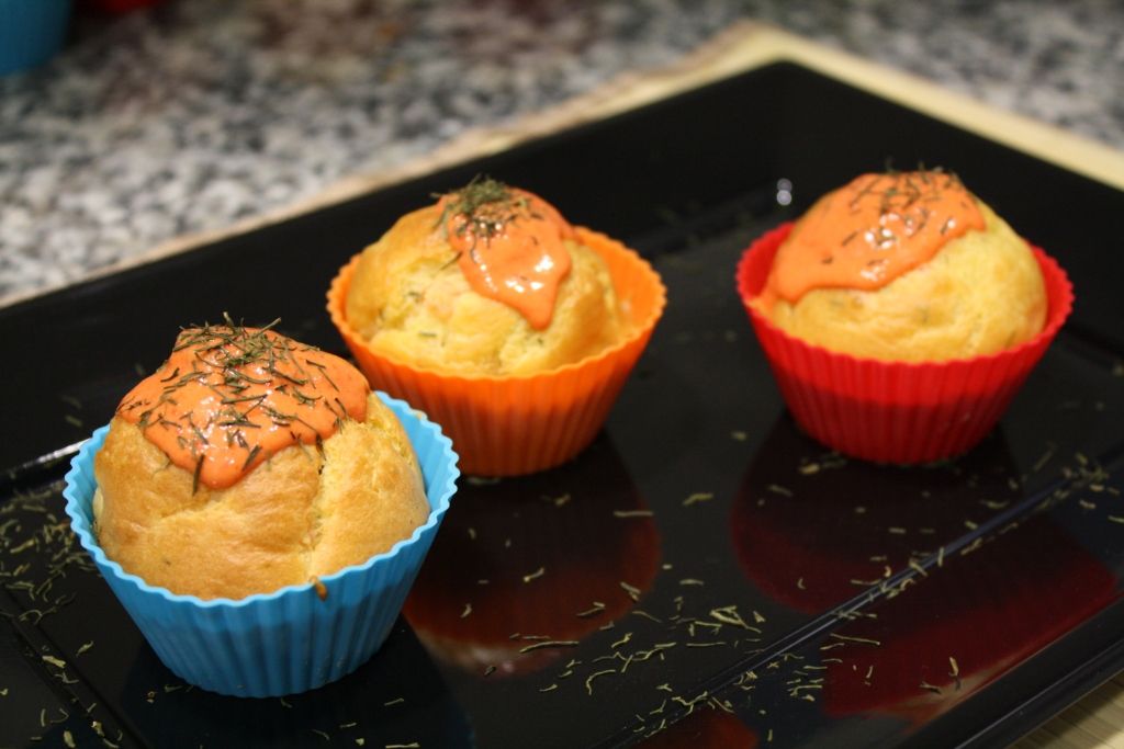 Ingredientes para elaborar la receta de los muffins de calabacín y salmón