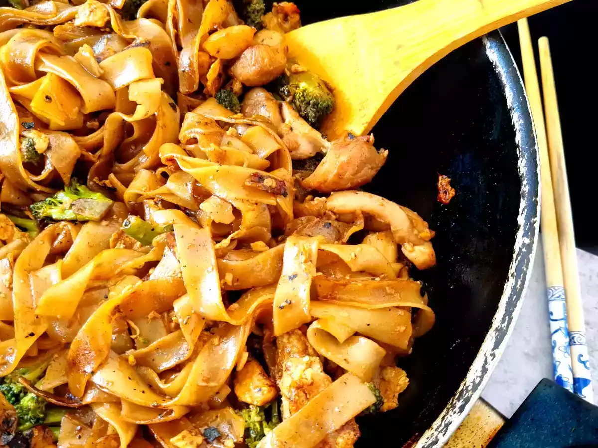 Pad see ew {noodles de arroz con pollo y brócoli}